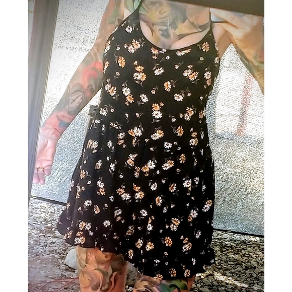 Backless Floral Romper - Picture 4 of 16